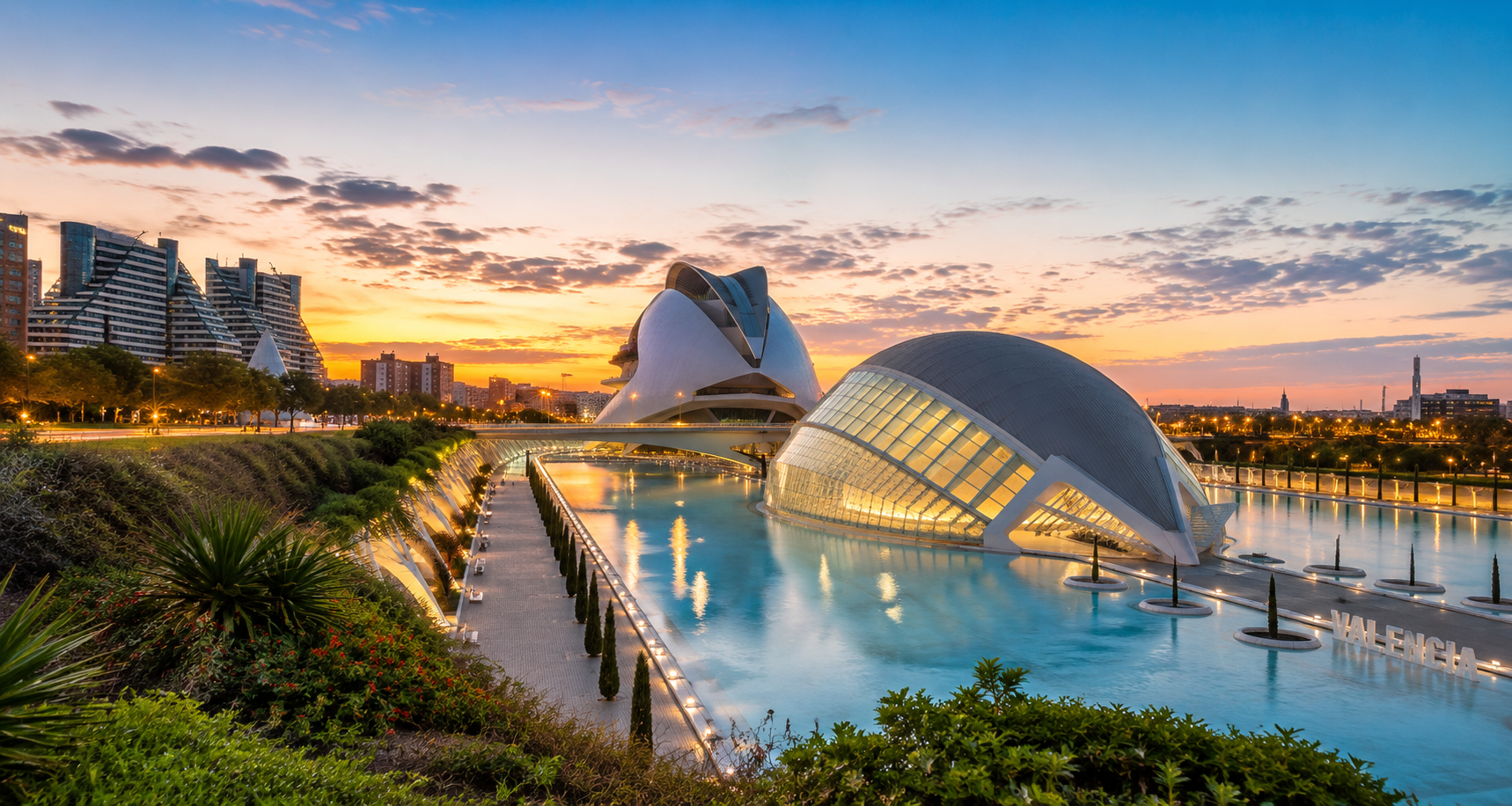 Vista panoramica di Valencia al tramonto con l'Hemisfèric e la Città delle Arti e delle Scienze